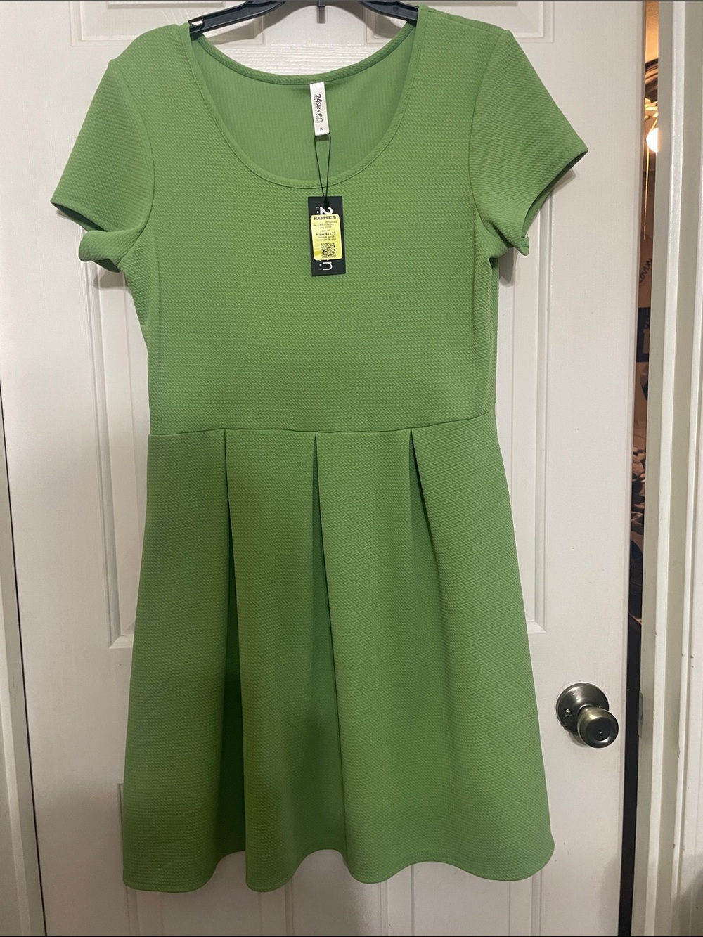 Classic Short-Sleeve Pleated Casual Dress in Light Green